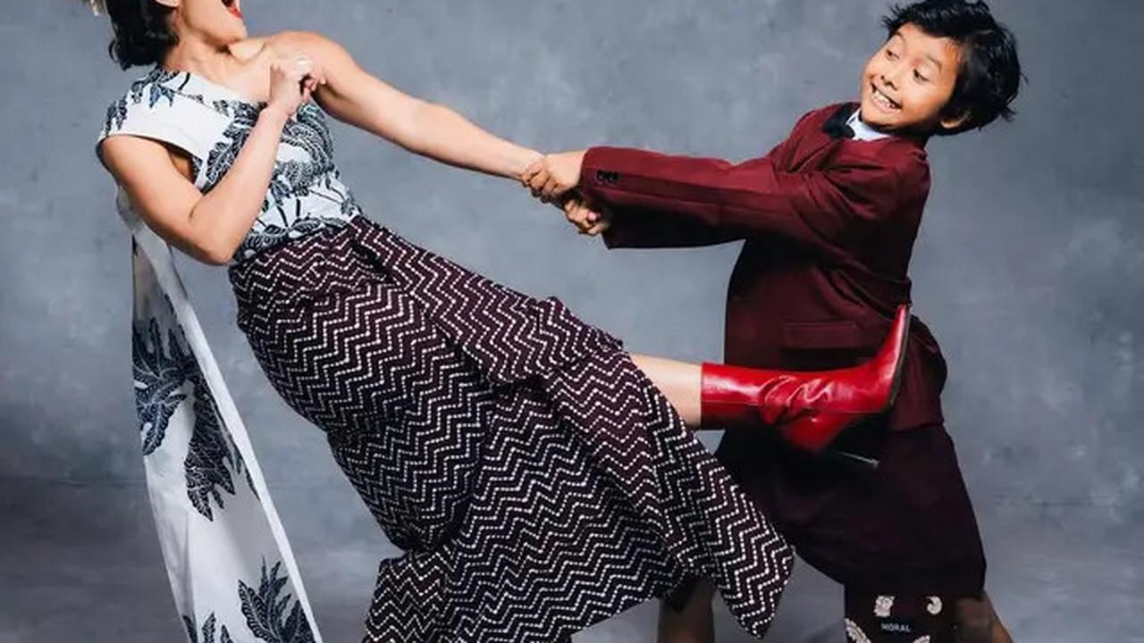 Gaya Unik Foto Keluarga Dwi Sasono dan Widi Mulia, Tampil Hangat dalam Sentuhan Wastra