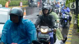 Pengendara sepeda motor memasuki Tol Pulomas, Jakarta, Sabtu (8/2/2020). Pengendara sepeda motor memasuki Tol Pulomas lantaran Jalan Ahmad Yani perempatan Gudang Garam terendam banjir setinggi lutut orang dewasa. (merdeka.com/Imam Buhori)