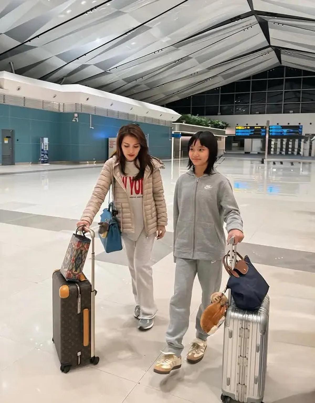 Intip Outfit Ayu Ting Ting Bawa Tiga Tas Hermes saat Jalan-Jalan ke Jepang Bersama Keluarga, Jadi Bukti Penyanyi Dangdut Sukses