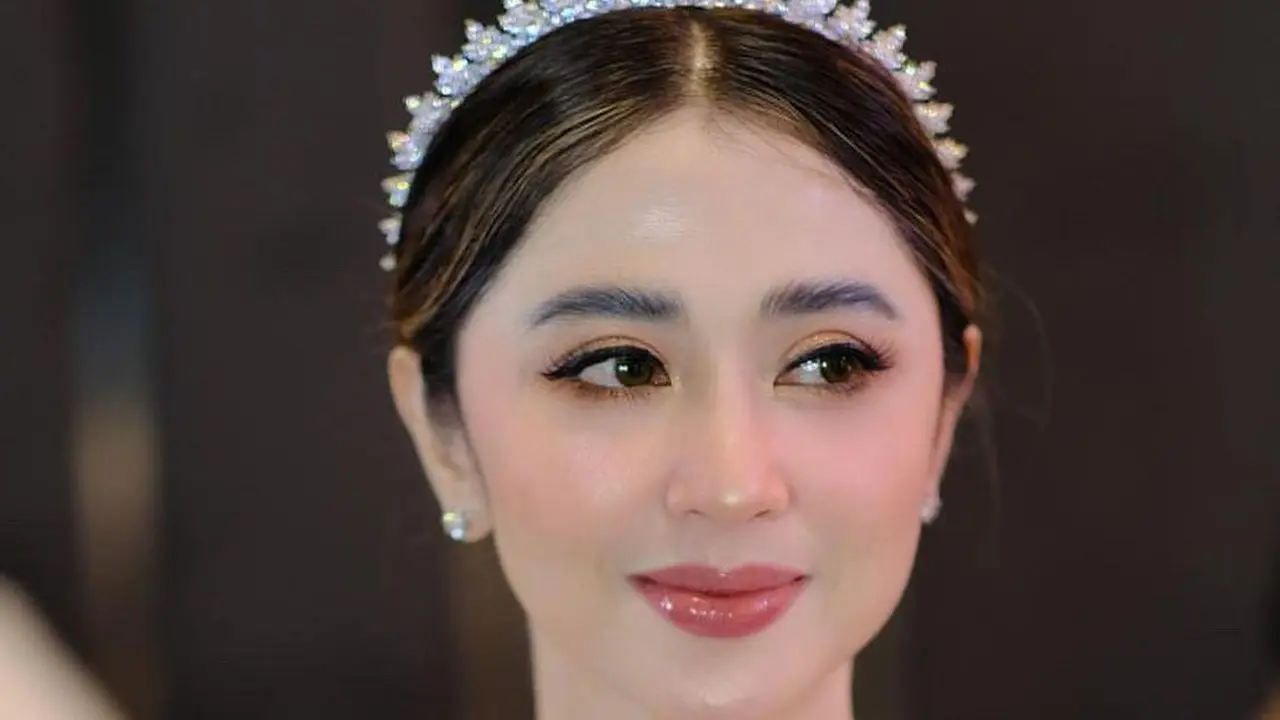 6 Tampilan Wajah Glowing Dewi Persik Kenakan Gaun Putih, Dipuji Cantik Bak Pengantin