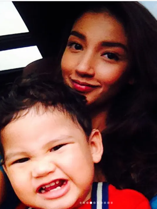 "Kenapa ANAK SAYA sampai dibawa ke psikolog anak?(tanpa mengurangi rasa apresiasi saya terhadap profesi Psikolog karena saya juga lulusan Sarjana Psikologi) Apakah ada tanda-tanda anak saya mengalami "goncang" batin? Jawabannya hanya BUTUH IBUNYA!,"lanjut