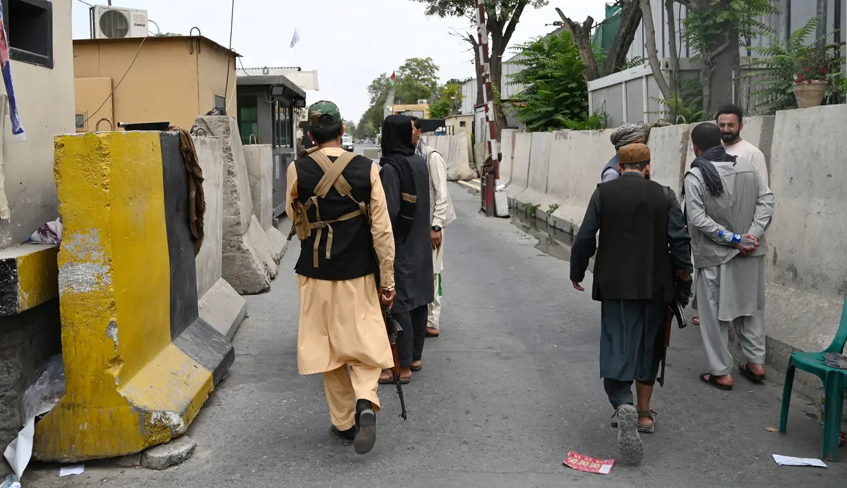Pejuang Taliban berpatroli di sepanjang jalan di Kabul (17/8/2021). Taliban bergerak untuk segera memulai kembali ibu kota Afghanistan setelah pengambilalihan Kabul n dan menyuruh staf pemerintah untuk kembali bekerja. (AFP/Wakil Kohsar)