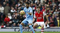 Riyad Mahrez mengontrol bola dan dibayangi bek Arsenal (AFP)