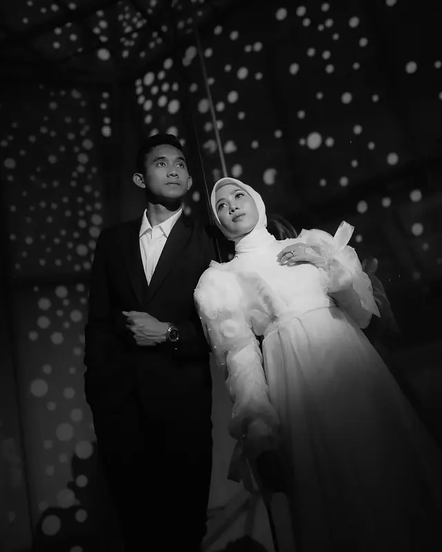 7 Potret prewedding pemain Timnas Rizky Ridho Sendy Aulia, konsepnya simpel