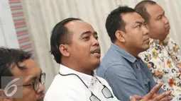 Komunitas Advokat Basuki- Djarot (Kotak Badja) menyampaikan keterangan terkait Buni Yani di Jakarta, Rabu (9/11). Kotak Badja menyatakan Buni Yani pantas dijadikan tersangka dan diproses secara hukum. (Liputan6.com/Immanuel Antonius) 