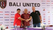 Hans Peter Schaller saat diresmikan jadi pengganti Indra Sjafri di Bali United, Senin (6/2/2017). (Bola.com/Muhammad Qomarudin)