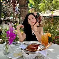 Outfit Kasual Jisoo /copyright instagram/ sooyaaa__