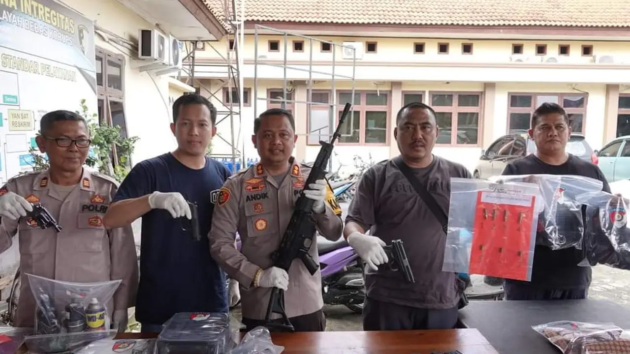 Barang bukti senjata api milik anggota DPRD Lampung Tengah yang disita polisi. Foto : (Istimewa).