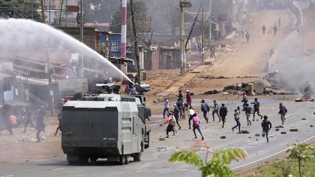 Polisi antihuru-hara membubarkan demonstran dengan meriam air saat peringatan protes "Saba Saba" di Kangemi, Nairobi, Kenya, Senin (7/7/2025).