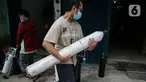 Pembeli mengantre dengan membawa tabung di tempat pengisian Oxygen Medical di Jalan Minang Kabau, Jakarta, Senin (28/6/2021). Permintaan pengisian oksigen di agen tabung oksigen di Jakarta alami peningkatan seiring lonjakan kasus COVID-19. (Liputan6.com/Faizal Fanani)