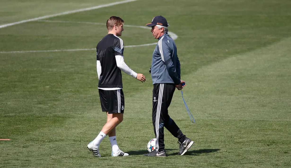 Gelandang Real Madrid, Toni Kroos (kiri) berbincang bersama pelatih Carlo Ancelotti saat sesi latihan di Stadion Santiago Bernabeu, Spanyol (12/5/2015). Real Madrid akan menantang Juventus di leg kedua semifinal Liga Champions. (Reuters/ Juan Medina)
