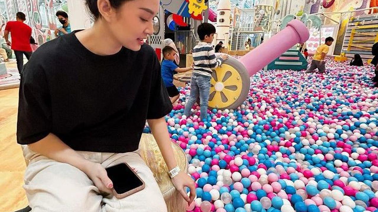 Potret Faradilla Yoshi saat menamani sang anak bermain. Tampak Baby Arash sedang mandi bola. Baby Arash begitu senang diajak bermain oleh sang ibunda.