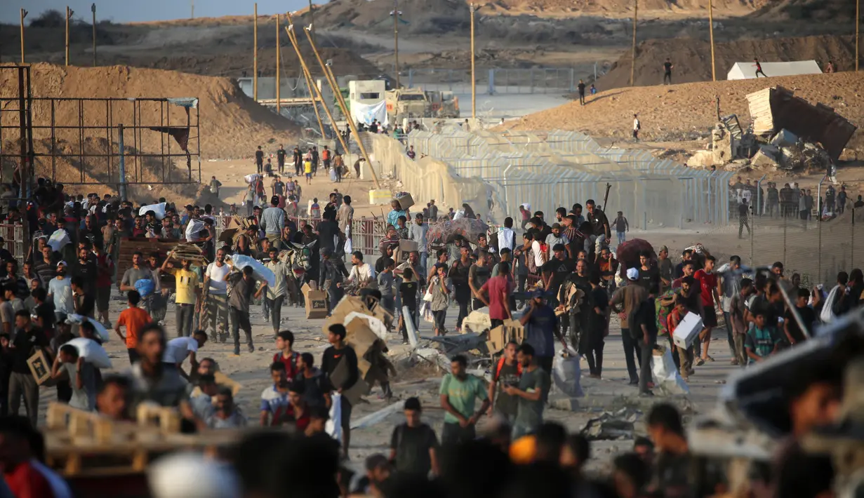 Warga Palestina berkumpul di titik distribusi bantuan yang didirikan oleh Yayasan Kemanusiaan Gaza (GHF) di dekat kamp pengungsi Nuseirat, Jalur Gaza Tengah pada 25 Juni 2025. (Eyad BABA/AFP)