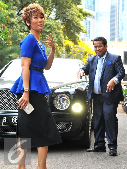 Penyanyi Dangdut, Inul Daratista bersama pengacara Hotman Paris Hutapea tiba di Polda Metro Jaya, Jakarta, Jumat (13/11). Inul melaporkan pengacara Andar Situmorang terkait pernyataan bahwa inul memiliki anak haram. (Liputan6.com/Faisal R Syam)