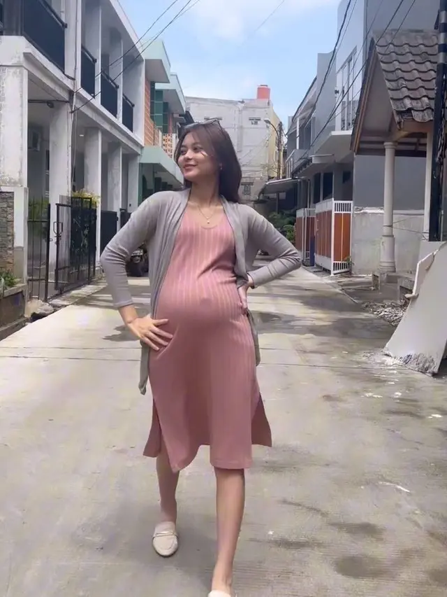 7 Potret Baby Bump Cesen Istri Marshel Widianto yang Kini Makin Besar