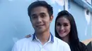 Sudah 10 bulan Ajun Perwira dan Nadya Fricella menjalin hubungan asmara, keduanya pun memancarkan aura cinta. Meski belum terbilang lama, Ajun Perwira sudah ingin membawa sang kekasih ke pelaminan. (Andy Masela/Bintang.com)
