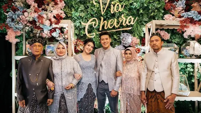 8 Potret Detail Kebaya Via Vallen di Momen Lamaran, Cantik Bernuansa Abu-abu