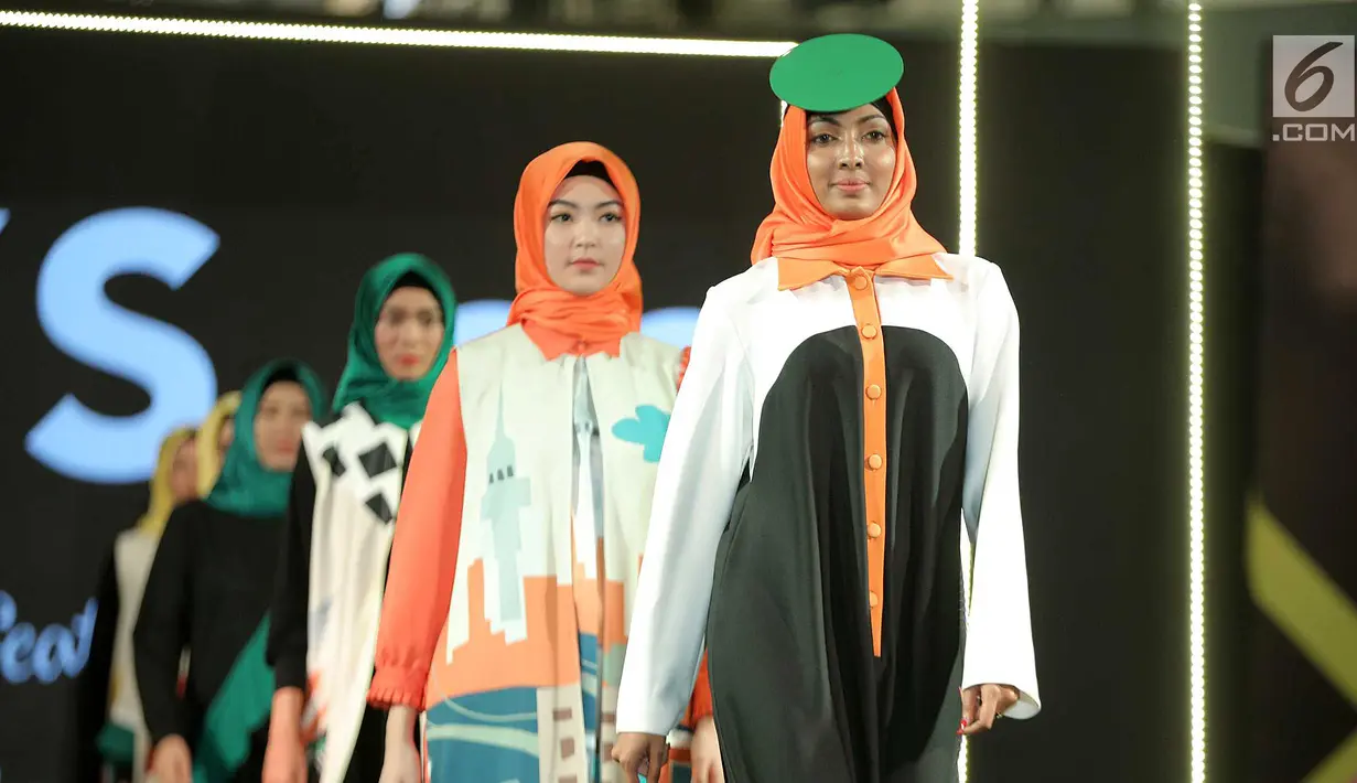 Model dengan busana rancangan desainer Nys.co ft, Hannie Hananto dari Indonesia dalam Jakarta Modest Fashion Week 2018 (JMFW) di Gandaria City, Jakarta, Kamis (26/7). JMFW juga diikuti 21 negara. (Liputan6.com/Faizal Fanani)