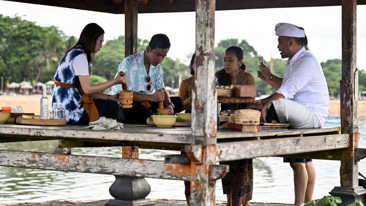 Cawapres Gibran Rakabuming Raka Sambangi Pantai Sanur