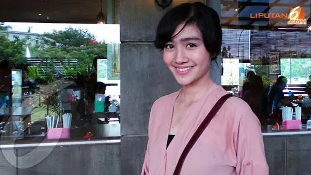 Membandingkan Febby Blink dan Prilly Latuconsina