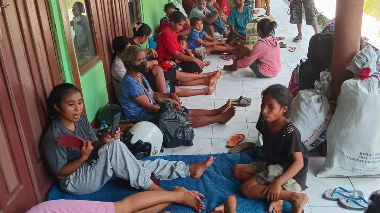 Warga terdampak erupsi Gunung Lewotobi berada di posko pengungsian (Liputan6.com/Ola Keda)