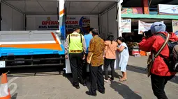 Petugas kepolisian berjaga saat digelar Operasi Pasar Bulog 2015 di kawasan Pasar Benhil, Jakarta, Jumat (26/6/2015). Operasi pasar ini untuk menjaga stabilitas harga sembako di bulan Ramadan. (Liputan6.com/Yoppy Renato)