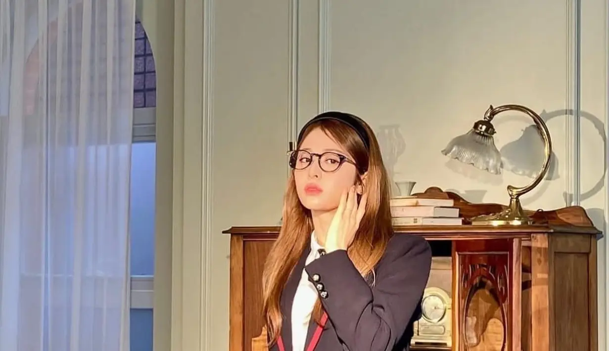 This style giving off highschool crush vibes! Balutan plaid skirt dengan almamater sekolah lalu ditambah kacamata dan bando membuat Yunjin terlihat seperti murid konglomerat yang sering menjadi incaran para murid-murid di sekolahnya. Mungkin tidak ada kalimat bad school days dalam kamusnya. [@jenaissante]