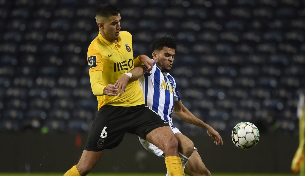 Bek Rio Ave, Toni Borevkovic (kiri) berebut bola dengan gelandang FC Porto, Luis Diaz dalam laga lanjutan Liga Portugal 2020/21 di Dragao Stadium, Porto, Senin (1/2/20201). Rio Ave kalah 0-2 dari FC Porto. (AFP/Miguel Riopa)