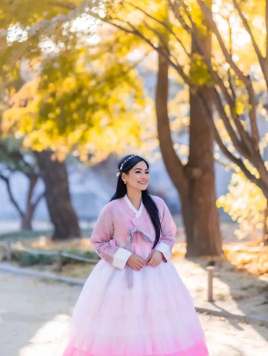 Berpose menawan dengan latar pohon-pohon gugur, Titi Kamal sukses menuai pujian dari netizen. Banyak yang memujinya begitu cantik saat mengenakan hanbok. [@titi_kamall]