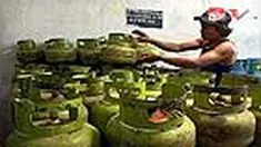 Untuk menukar tabung gas elpiji ukuran tiga kilogram, masyarakat diminta mengeluarkan uang Rp 45 ribu. Masyarakat menyatakan keberatan dengan program tersebut.