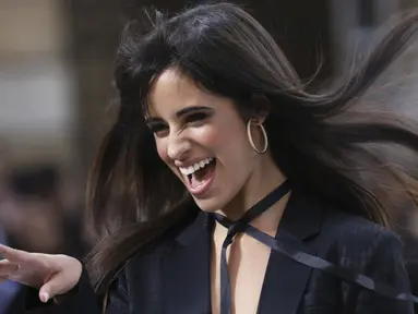 Camila Cabello tertawa saat berjalan di catwalk memakai kreasi dari koleksi L'Oreal Ready To Wear Spring-Summer 2020 selama pekan mode di Paris (28/9/2019). Penyanyi 22 tahun ini tampil seksi mengenakan blazer dan celana hitam yang menjuntai di landasan. (Photo by Vianney Le Caer/Invision/AP)