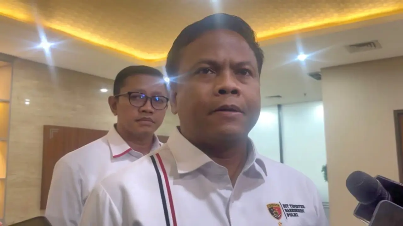 Direktur Tindak Pidana Tertentu (Dirtipidter) Bareskrim Polri Brigjen Pol. Mohammad Irhamni saat menjawab pertanyaan wartawan terkait penggeledahan toko emas di kawasan Cikini, Jajakarta Pusat. (Liputan6/Rifqy Alief)