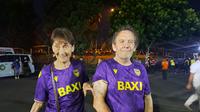 Pasangan suami-istri asal Inggris, Ross Claerk (kanan) dan Sally, yang datang ke Indonesia untuk memberikan dukungan kepada Oxford United di Piala Presiden 2025. (Boa.com/Muhammad Adi Yaksa)