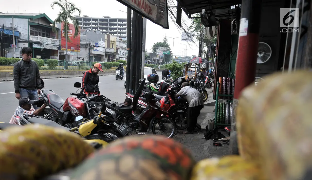 Warga menyervis motor di salah satu bengkel di Jalan Otista, Jakarta, Minggu (26/5/2019). Jelang Idul Fitri atau Lebaran, jumlah pelanggan bengkel motor di kawasan Otista meningkat, mulai dari menyervis mesin hingga membeli perlengkapan guna kesiapan mudik mendatang. (merdeka.com/Iqbal S. Nugroho)