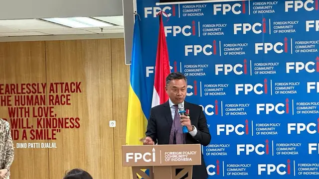 Pendiri FPCI Dino Patti Djalal menerima penghargaan "Order of Merit" dari presiden Ukraina, diwakili oleh Duta Besar Ukraina untuk Indonesia Vasyl Hamianin di Kantor FPCI, Rabu (28/2/2024). (Liputan6/Benedikta Miranti)