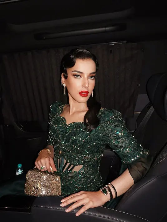 Tasya Farasya memulas waahnya dengan gaya bold andalannya dan curl sleek bang yang ikonik [@tasyafarasya]