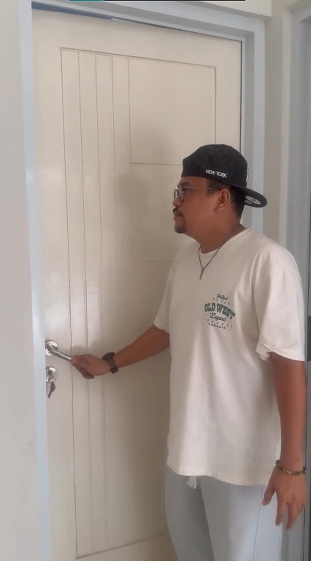 Warna putih mendominasi seluruh ruangan rumah barunya, menciptakan kesan kesegaran dan kebersihan.<br>