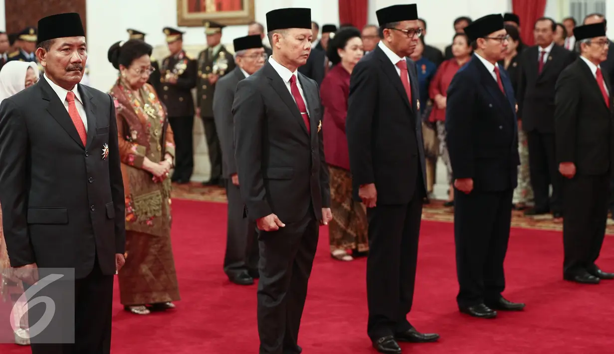 Para penerima tanda kehormatan saat berada di Istana Negara, Jakarta, Senin (15/8). Dalam rangka memperingati HUT RI ke-71, Presiden menganugerahkan Tanda Kehormatan RI kepada sejumlah tokoh di Tanah Air. (Liputan6.com/Faizal Fanani)