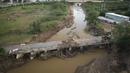 Pemandangan jembatan yang rusak setelah Badai Fiona menghantam Villa Esperanza di Salinas, Puerto Rico, Rabu, 21 September 2022. Tidak ada kematian yang dilaporkan dalam bencana tersebut. (AP Photo/Alejandro Granadillo)