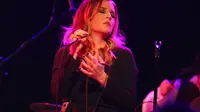 Lisa Marie Presley dalam konsernya pada 2012. (Barry Brecheisen/Invision/AP, File)