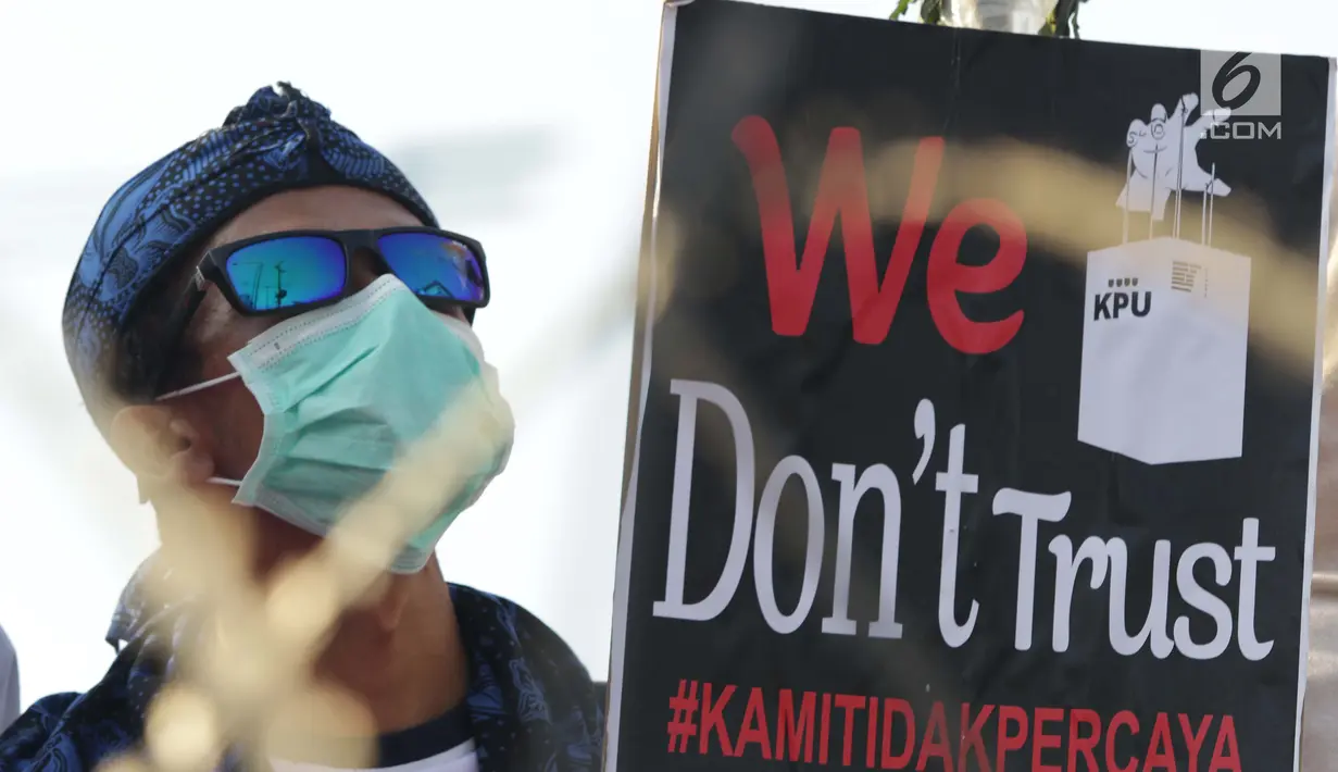 Peserta aksi massa Gerakan Nasional Kedaulatan Rakyat saat melakukan unjuk rasa di perempatan dekat Gedung Bawaslu, Jakarta, Rabu (22/5). Dalam aksinya, mereka meminta Bawaslu memeriksa kembali hasil Pemilu 2019. (Liputan6.com/Helmi Fithriansyah)