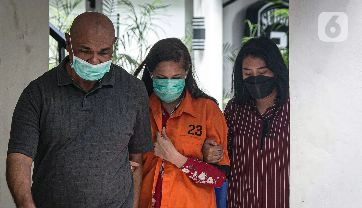 DJ Chantal Dewi (tengah) dihadirkan saat rilis kasus penyalahgunaan narkoba di halaman Direktorat Narkoba Polda Metro Jaya, Jakarta, Kamis (17/3/2022). Polisi menyita barang bukti berupa alat bantu hisap sabu serta sabu seberat 0,4 gram. (Liputan6.com/Faizal Fanani)