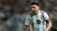 Penyerang Argentina Lionel Messi membawa bola saat melawan Haiti pertandingan persahabatan di stadion Bombonera di Buenos (29/5). (AP / Natacha Pisarenko)