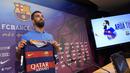 Arda Turan, pemain asal Turki yang direkrut Barcelona dari Atletico Madrid sebesar 41 juta euro diperkenalkan secara resmi kepada publik dalam suatu acara di Camp Nou, Barcelona. Jumat (10/7/2015).. (AFP/Lluis Gene)
