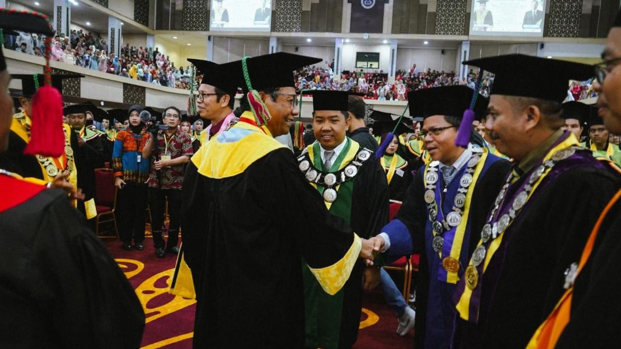 Pesan kedua, Mahfud mengingatkan bahwa ijazah hanya sebagai bukti bahwa seseorang ahli dalam bidang tertentu.<br>