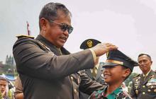 FOTO: Momen Akrab Kasad Maruli Simanjuntak Kenakan Topi Berpuncak kepada Seorang Anak