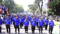 Buruh melakukan aksi long march dari Monas memutari Balai Kota sebelumnya akhirnya berkumpul di Patung Kuda Arjuna Wiwaha (Istimewa)
&nbsp;