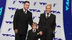 Pink bersama Carey Hart dan putri mereka, Willow menghadiri ajang MTV Video Music Awards (VMA) 2017 di California, Minggu (27/8). MTV VMA merupakan salah satu acara penghargaan musik yang paling dinanti selain Grammy Awards. (Jordan Strauss/Invision/AP)