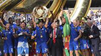 Presiden Donald Trump menyaksikan Reece James dari Chelsea mengangkat trofi setelah laga final Piala Dunia Antarklub antara Chelsea dan PSG di MetLife Stadium, New Jersey, 13 Juli 2025. (AP Photo/Jacquelyn Martin)