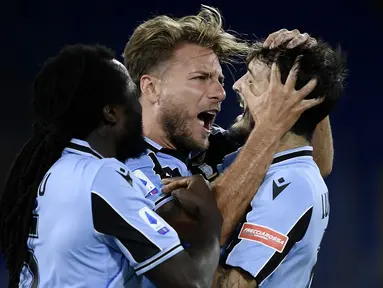 Pemain Lazio merayakan gol yang dicetak Ciro Immobile ke gawang Cagliari pada laga lanjutan Serie A pekan ke-35 di Stadio Olimpico, Jumat (24/7/2020) dini hari WIB. Lazio menang 2-1 atas Cagliari. (AFP/Filippo Monteforte)